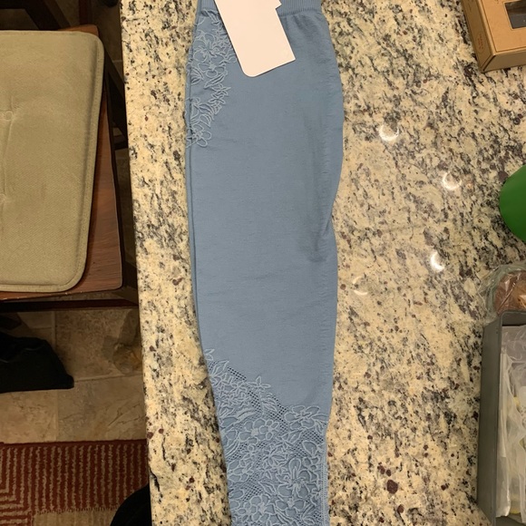 Fabletics Elise Seamless Capri - Picture 2 of 5